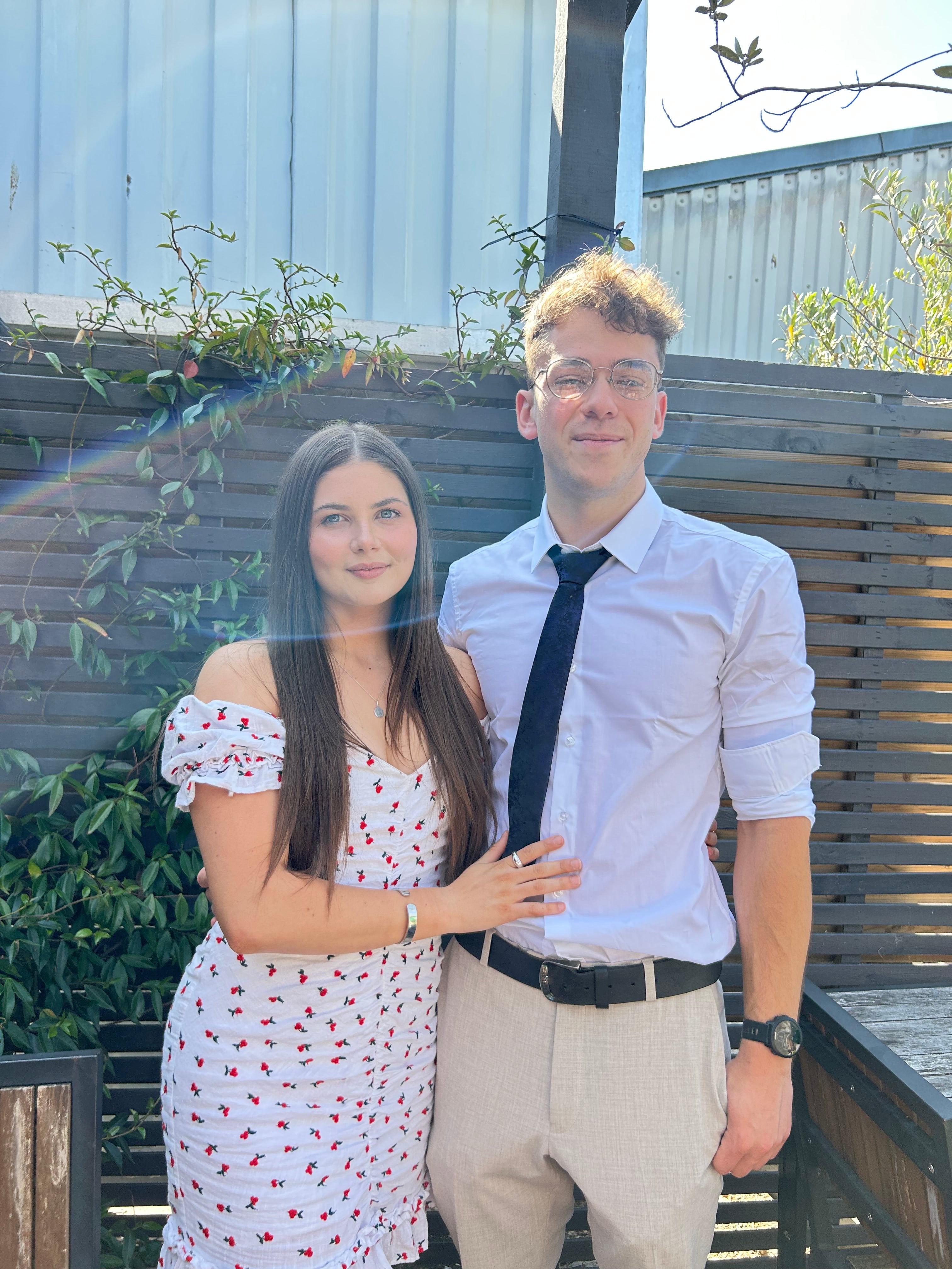 Handheld signature Pebbl - Founders Arik Shukhman and Holly Brown